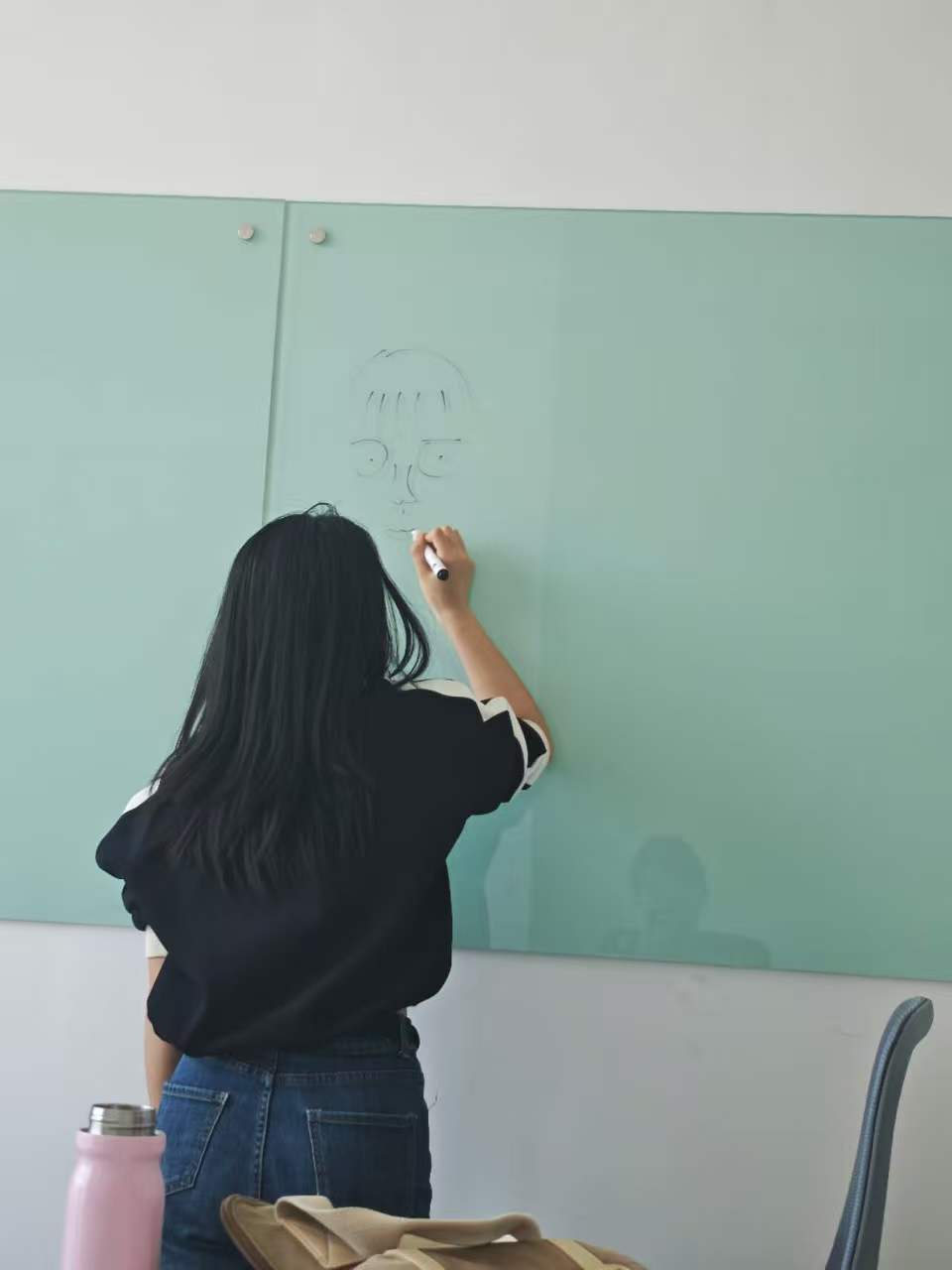 研修室里Judy在画Airis